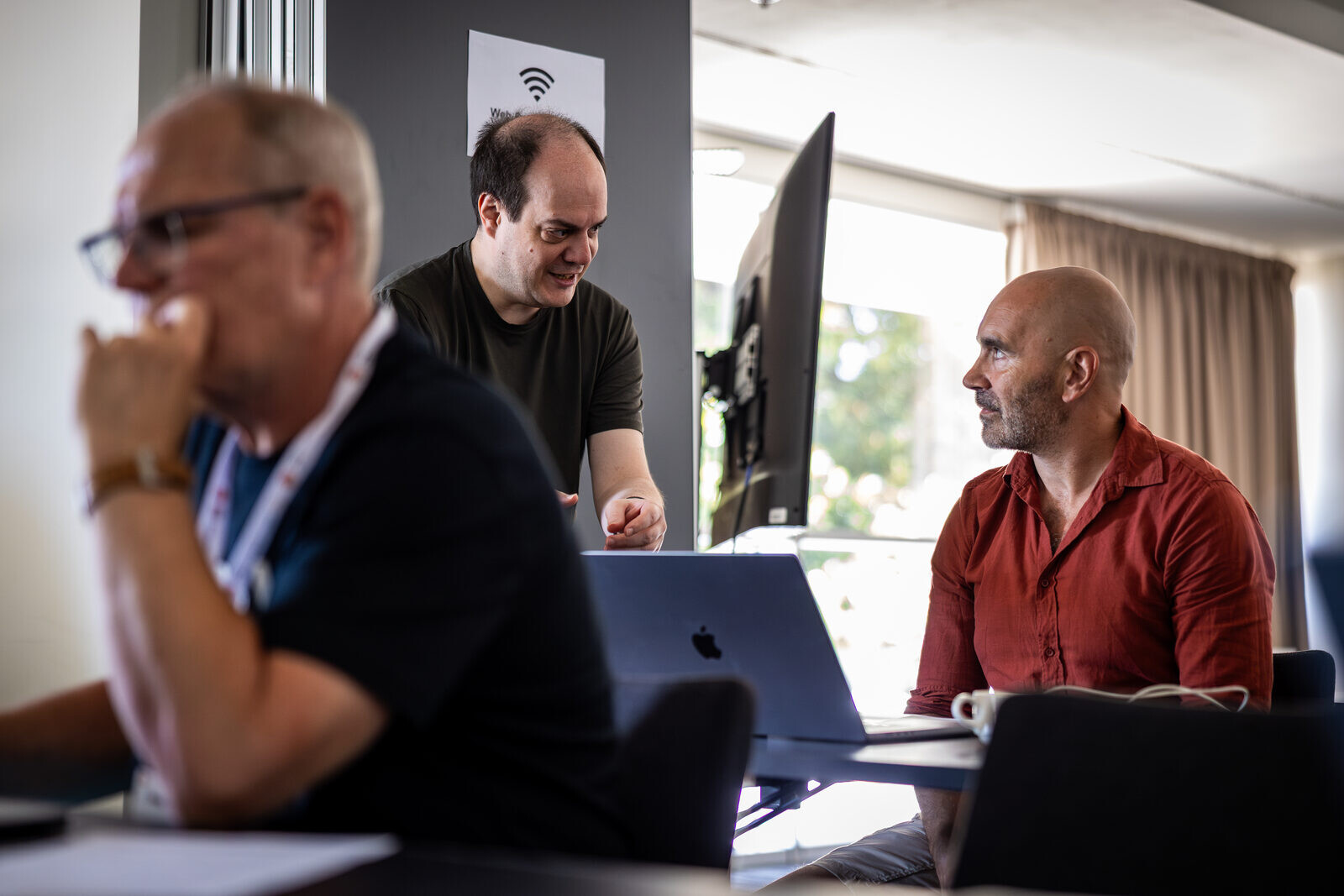 Sebastian Bergmann answering a participant's question at the laptop